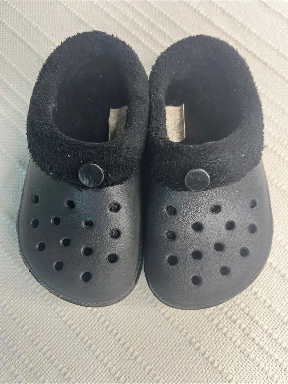 CROCS Kids Fleece-Lined Jibbitz Clog Slip-on Shoes, size XS baby/child 6-7 black